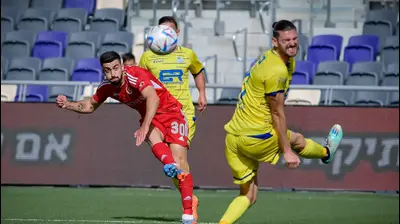 הישאם לאיוס שחקן הפועל תל אביב בועט מול ניר ברדע שחקן מכבי בני ריינה. אריאל שלום
