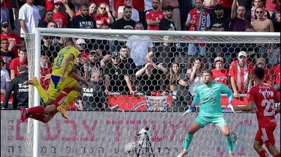 לוקאס שפנדלהופר שחקן מכבי בני ריינה נוגח לרשת הפועל תל אביב. אריאל שלום