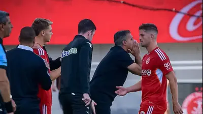 דוד קלטינס שחקן הפועל תל אביב מוחלף על ידי עומר סניור. אריאל שלום