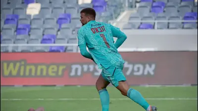 אמיליוס זובאס שוער הפועל תל אביב. אריאל שלום