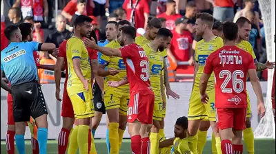 הישאם לאיוס שחקן הפועל תל אביב בעימות עם לואי חלף שחקן מכבי בני ריינה. אריאל שלום