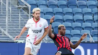 וויליאם טוגי שחקן הפועל ירושלים לפני מריאנו באריירו שחקן הפועל באר שבע. דני מרון