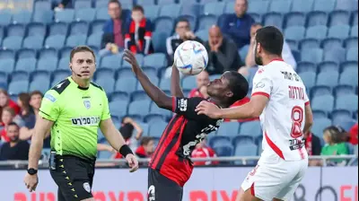 סדריק דון שחקן הפועל ירושלים לפני רועי גורדנה שחקן הפועל באר שבע. דני מרון