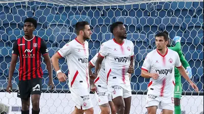 שחקני הפועל באר שבע חוגגים עם יוג'ין אנסה. דני מרון