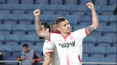 פטריק קלימלה שחקן הפועל באר שבע חוגג שער. דני מרון