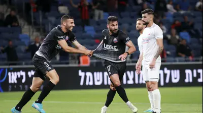 אלון תורג'מן שחקן הפועל חיפה חוגג, איתו קונסטנטינוס סוטיריו. קובי אליהו