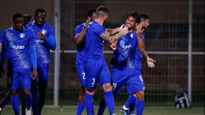 שחקני עירוני קרית שמונה חוגגים עם רועי קהת. מאור אלקסלסי