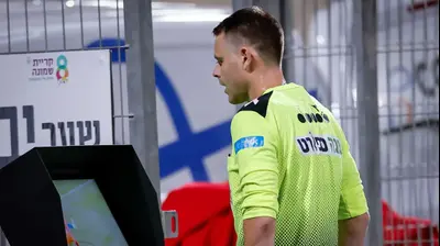 השופט יגאל פריד מסתכל על מסך VAR. מאור אלקסלסי