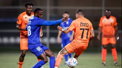 שחקן עירוני קרית שמונה ז'יאן מרטינס מול שחקן סקציה נס ציונה אלמוג בוזגלו. מאור אלקסלסי