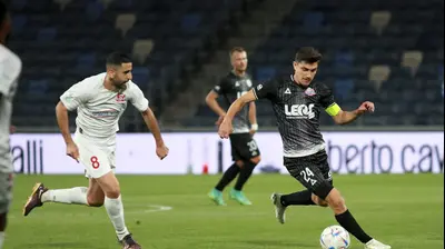 לירן סרדל שחקן הפועל חיפה  מול מרואן קבהא שחקן בני סכנין. קובי אליהו