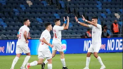 שחקני בני סכנין חוגגים עם בסיל חורי (שני מימין). קובי אליהו