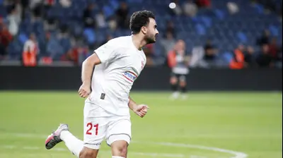 מוחמד עוואד שחקן בני סכנין חוגג שער. קובי אליהו