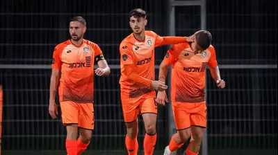 שחקני סקציה נס ציונה ציונה חוגגים עם יוני סטויאנוב. מאור אלקסלסי