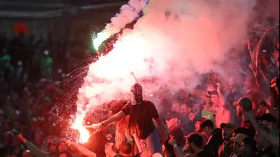 אבוקות ביציע אוהדי מכבי חיפה. לירון מולדובן 