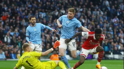 קווין דה בראונה שחקן מנצ'סטר סיטי בין תומאס פארטיי, ארון רמסדייל שחקני ארסנל. רויטרס