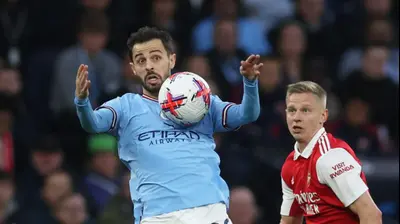 ברנרדו סילבה שחקן מנצ'סטר סיטי לפני אולכסנדר זינצ'נקו שחקן ארסנל. רויטרס