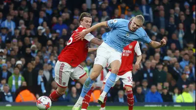 ארלינג הולאנד שחקן מנצ'סטר סיטי מחמיץ מול רוב הולדינג שחקן ארסנל. רויטרס