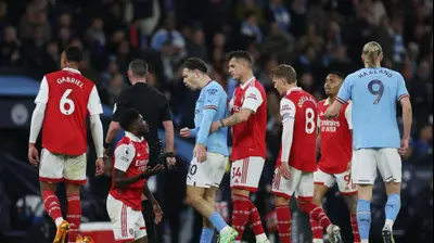 תומאס פארטיי שחקן ארסנל על הדשא, ג'ק גריליש שחקן מנצ'סטר סיטי גוער בו. רויטרס