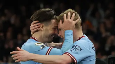 קווין דה בראונה עם ג'ק גריליש שחקני מנצ'סטר סיטי חוגגים. רויטרס