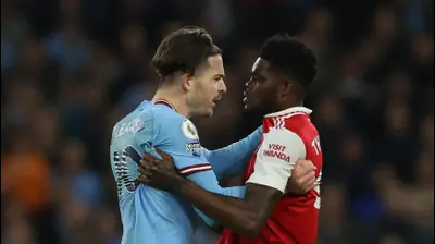 תומאס פארטיי שחקן ארסנל בעימות עם ג'ק גריליש שחקן מנצ'סטר סיטי. רויטרס