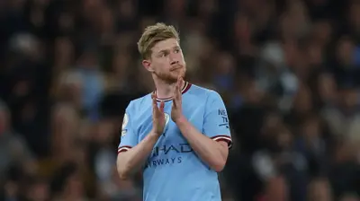 קווין דה בראונה שחקן מנצ'סטר סיטי מודה לקהל. רויטרס