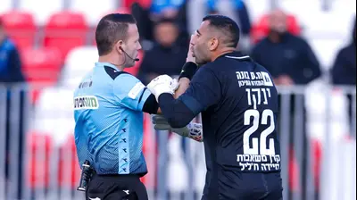 שוער בני ריינה, אריק ינקו, עם השופט אוראל גרינפלד. מאור אלקסלסי