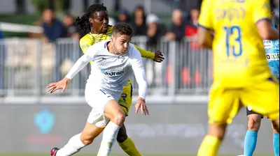 שחקן בני ריינה, ריצ'רד בואטנג, מול שחקן עירוני קרית שמונה, אריאל שרצקי. מאור אלקסלסי