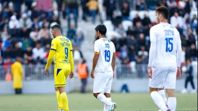 שחקן עירוני קרית שמונה, רועי קהת, ליד שחקן בני ריינה, שלומי אזולאי. מאור אלקסלסי