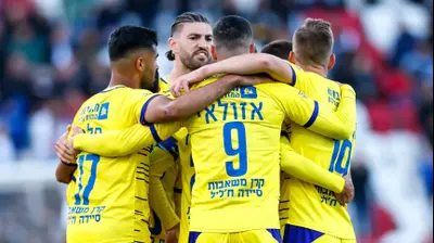 שחקני בני ריינה חוגגים. מאור אלקסלסי