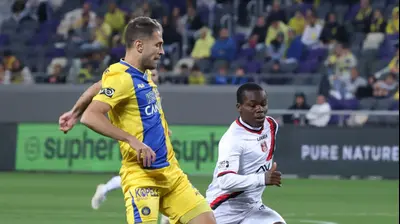 שחקן מכבי תל אביב אנריק סבוריט מול שחקן הפועל ירושלים סדריק דון. דני מרון