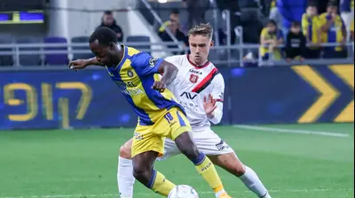 שחקן מכבי תל אביב פארפה גיאגון מול שחקן הפועל ירושלים עומר אגבדיש. דני מרון