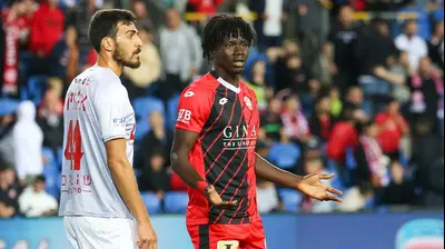 סטיבן אלפרד שחקן הפועל חדרה לפני חאתם עבד אלחמיד שחקן הפועל חיפה. ברני ארדוב