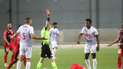 דקל צינו שולף כרטיס אדום לעבר קונסטנטינוס סוטיריו שחקן הפועל חיפה. שלומי גבאי