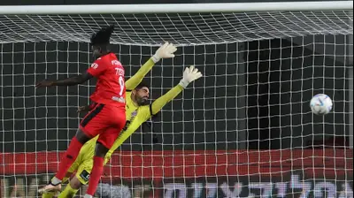 אוהד לויטה שוער הפועל חיפה מזנק מול סטיבן אלפרד שחקן הפועל חדרה. ברני ארדוב