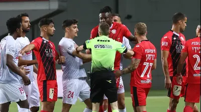 עימות בין שחקני הפועל חדרה לשחקני הפועל חיפה. ברני ארדוב