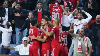 שחקני הפועל תל אביב חוגגים. דני מרון