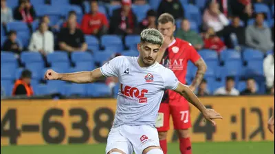 תומר יוספי שחקן הפועל חיפה בועט פנדל. ברני ארדוב