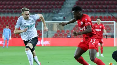 שחקן מכבי חיפה עומר אצילי ליד שחקן הפועל באר שבע יוג'ין אנסה. דני מרון