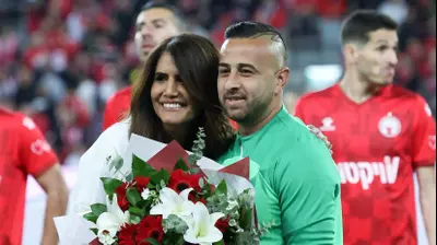 בעלי הפועל באר שבע אלונה ברקת עם שחקן מכבי חיפה דיא סבע. דני מרון