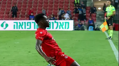 יוג'ין אנסה שחקן הפועל באר שבע חוגג שער. דני מרון