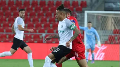 צ'ארון שרי שחקן מכבי חיפה לפני מיגל ויטור שחקן הפועל באר שבע. דני מרון