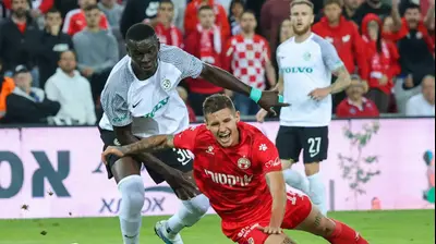 שחקן מכבי חיפה עבדולאי סק הכשיל את שחקן הפועל באר שבע פטריק קלימלה. דני מרון