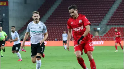 שחקן הפועל באר שבע הלדר לופס ליד שחקן מכבי חיפה עומר אצילי. דני מרון