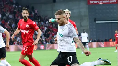 שחקן מכבי חיפה פייר קורנו. דני מרון