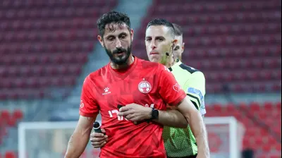 השופט רועי ריינשרייבר עם שחקן הפועל באר שבע שגיב יחזקאל. דני מרון