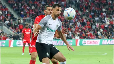 שחקן מכבי חיפה דין דוד לפני שחקן הפועל באר שבע איתן טיבי. דני מרון