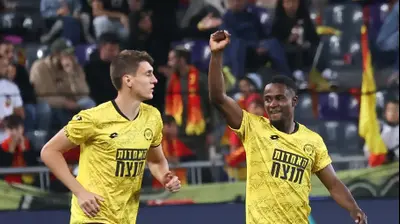 בוריס אנו שחקן מכבי נתניה חוגג שער, לצדו פלאמן גלאבוב. ברני ארדוב