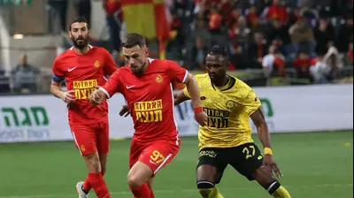 ז'ורדן סבן שחקן מ.ס. אשדוד לפני פטריק טוומאסי שחקן מכבי נתניה. ברני ארדוב