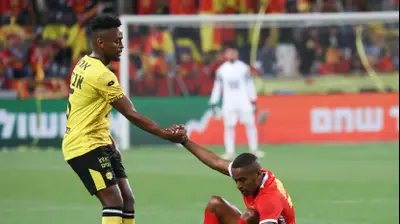 אביב אברהם שחקן מכבי נתניה עם יעקב בריהון שחקן מ.ס. אשדוד. ברני ארדוב