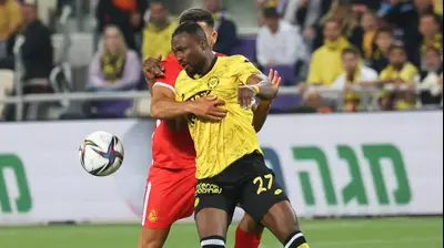 פטריק טוומאסי שחקן מכבי נתניה נתפס על ידי שלו הרוש שחקן מ.ס. אשדוד. ברני ארדוב